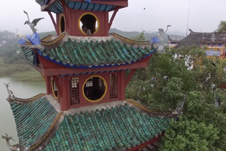 <p>Entre os níveis, existem pequenos salões, janelas circulares, passagens escondidas e antigas rotas de subida usadas por viajantes.</p><?php if (strpos(site('ds_site_link'), '/apostas') === false): ?>
  </div>

  <div data-type=