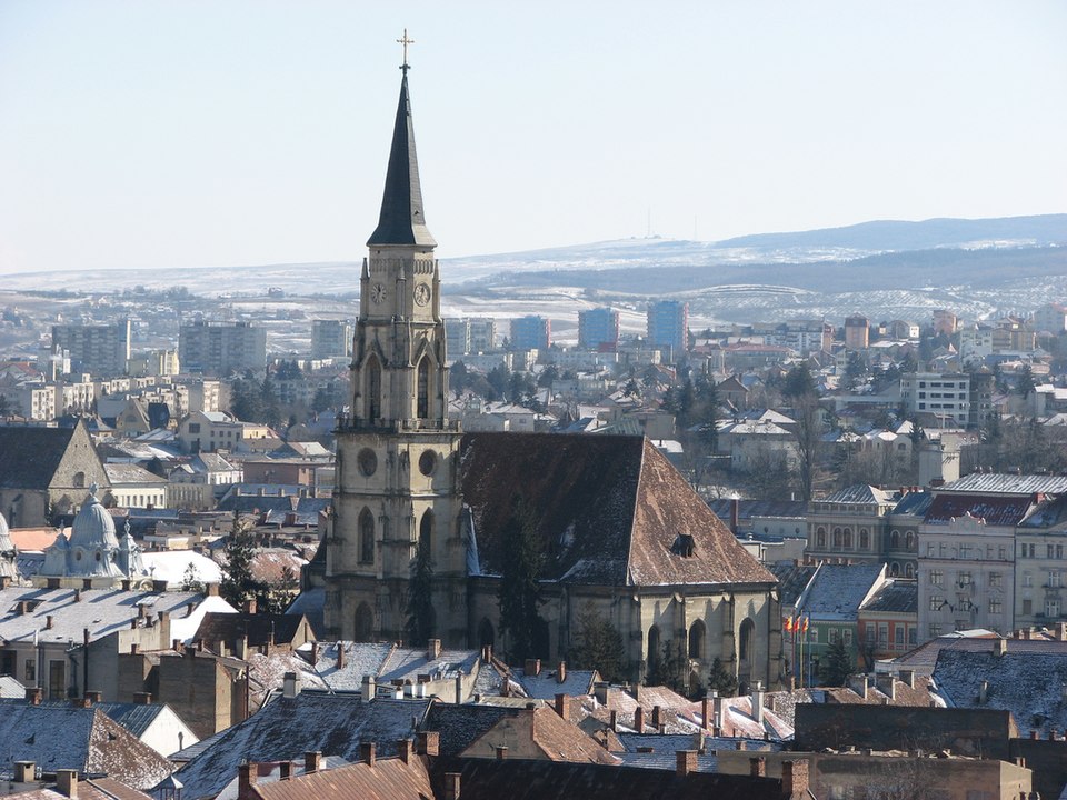 <p>Cluj-Napoca fica no noroeste da Romênia e é uma das maiores cidades do país, conhecida por sua combinação de história, cultura e inovação urbana.</p><?php if (strpos(site('ds_site_link'), '/apostas') === false): ?>
    </div>

    <div class=