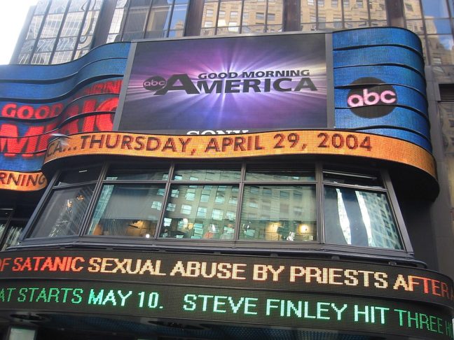 <p>Além disso, abriga lojas de grandes marcas, restaurantes temáticos, museus interativos e estúdios de televisão, como o famoso Good Morning America da ABC.</p>

