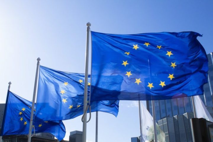 <p><span style=font-weight: 400;>Segundo o ministério, a União Europeia eliminará tarifas para 92% das exportações do Mercosul, o que representa cerca de US$ 61 bilhões, além de conceder acesso preferencial para outros 7,5% das vendas, equivalentes a US$ 4,7 bilhões, alcançando praticamente a totalidade das exportações do bloco para o mercado europeu.</span></p>
