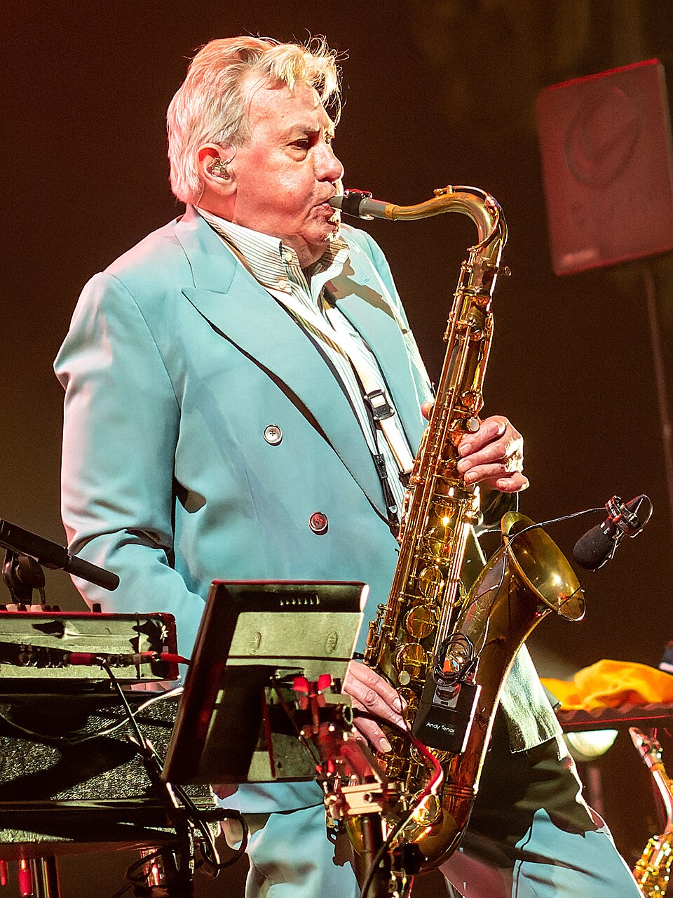 <p><b>Andy Mackay</b><span style=font-weight: 400;> – Nascido em 23 de julho de 1946, é saxofonista e tecladista, cofundador do Roxy Music, e ajudou a definir a identidade sonora da banda.</span></p>
