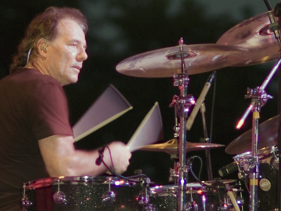 <p><b>Aynsley Dunbar</b><span style=font-weight: 400;> – Nascido em 10 de janeiro de 1946, é baterista inglês com extensa carreira. Passou por bandas próprias e colaborou com nomes como Frank Zappa, Jeff Beck, Journey e Whitesnake.</span></p><?php if (strpos(site('ds_site_link'), '/apostas') === false): ?>
    </div>

    <div class=