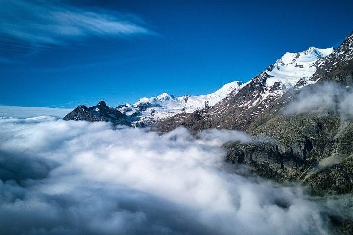 <p>A área é cercada por alguns dos mais altos picos dos Alpes, muitos deles com mais de 4 mil metros de altitude.</p><?php if (strpos(site('ds_site_link'), '/apostas') === false): ?>
    </div>
    <div class=