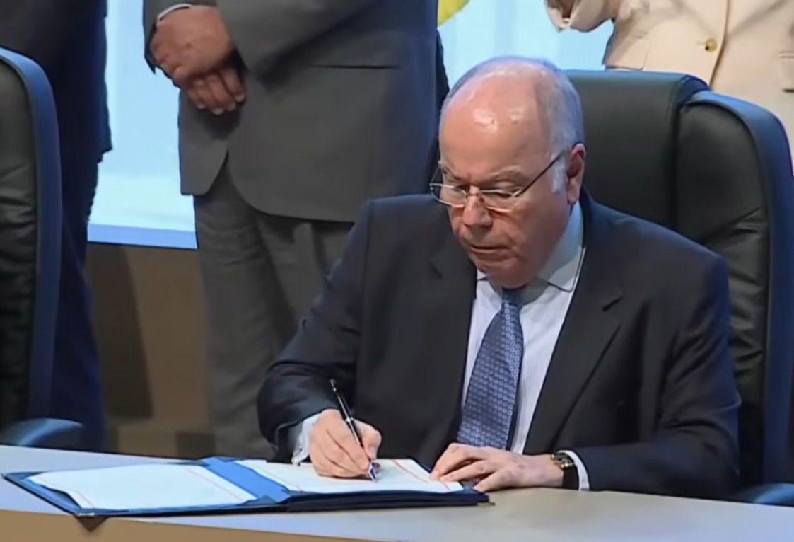 <p><span style=font-weight: 400;>Estiveram na cerimônia os presidentes Santiago Peña, do Paraguai, Javier Milei, da Argentina, Yamandú Orsi, do Uruguai, Rodrigo Paz, da Bolívia, e José Raúl Mulino, do Panamá, além do ministro das Relações Exteriores do Brasil, Mauro Vieira (foto). </span></p></div>

<!-- INTERBANNER 5 [RETANGULO(BR)] - DESKTOP - [INTERNAS] -->
<div class=