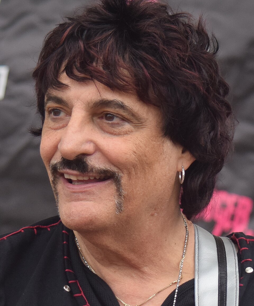 <p><b>Carmine Appice</b><span style=font-weight: 400;> – Nascido em 15 de dezembro de 1946, é baterista americano e figura influente no hard rock e no heavy metal. Atuou em bandas como Vanilla Fudge e Cactus.</span></p>
