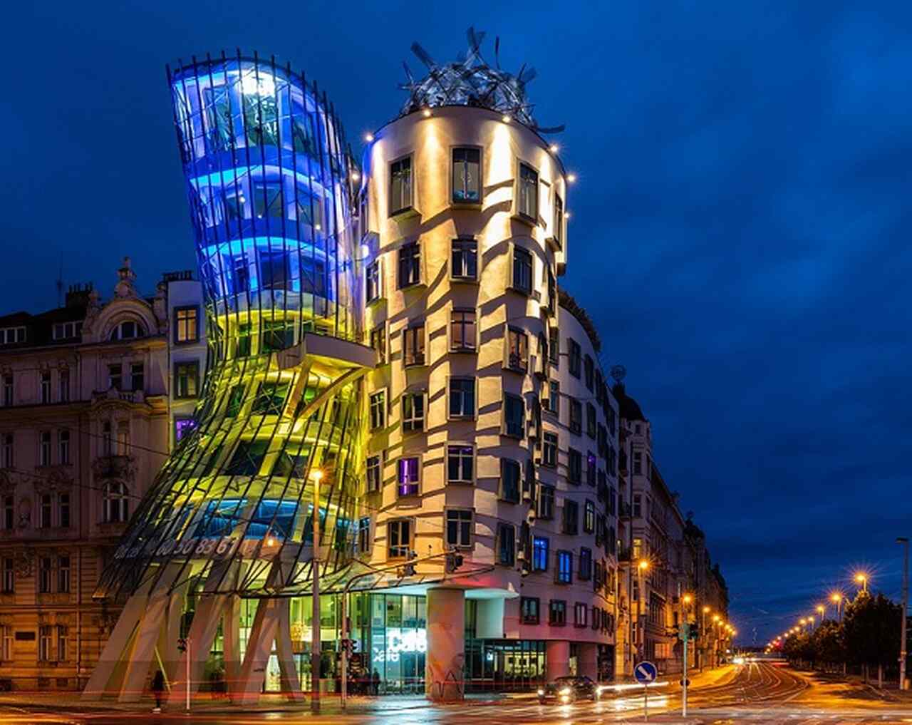 <p>Casa Dançante (Tančící dům) – Projetada pelos arquitetos Vlado Milunić e Frank Gehry e concluída em 1996, a Casa Dançante é um exemplo moderno de arquitetura em Praga. Seu design curvilíneo simboliza um casal dançando e contrasta com a arquitetura tradicional da cidade.</p>
