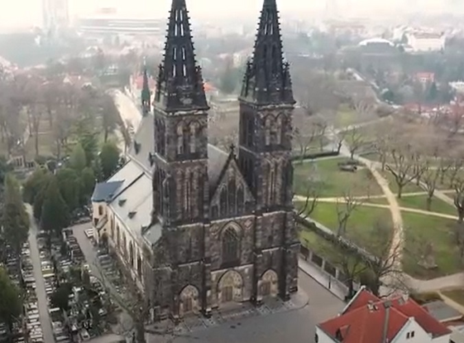 <p>Castelo de Vyšehrad – Segundo a lenda, Vyšehrad foi o primeiro local de Praga habitado, fundado no século X. Hoje, as ruínas do castelo, sua basílica e o cemitério onde estão enterrados muitos tchecos famosos, como o compositor Antonín Dvořák, são um importante ponto turístico.</p>
