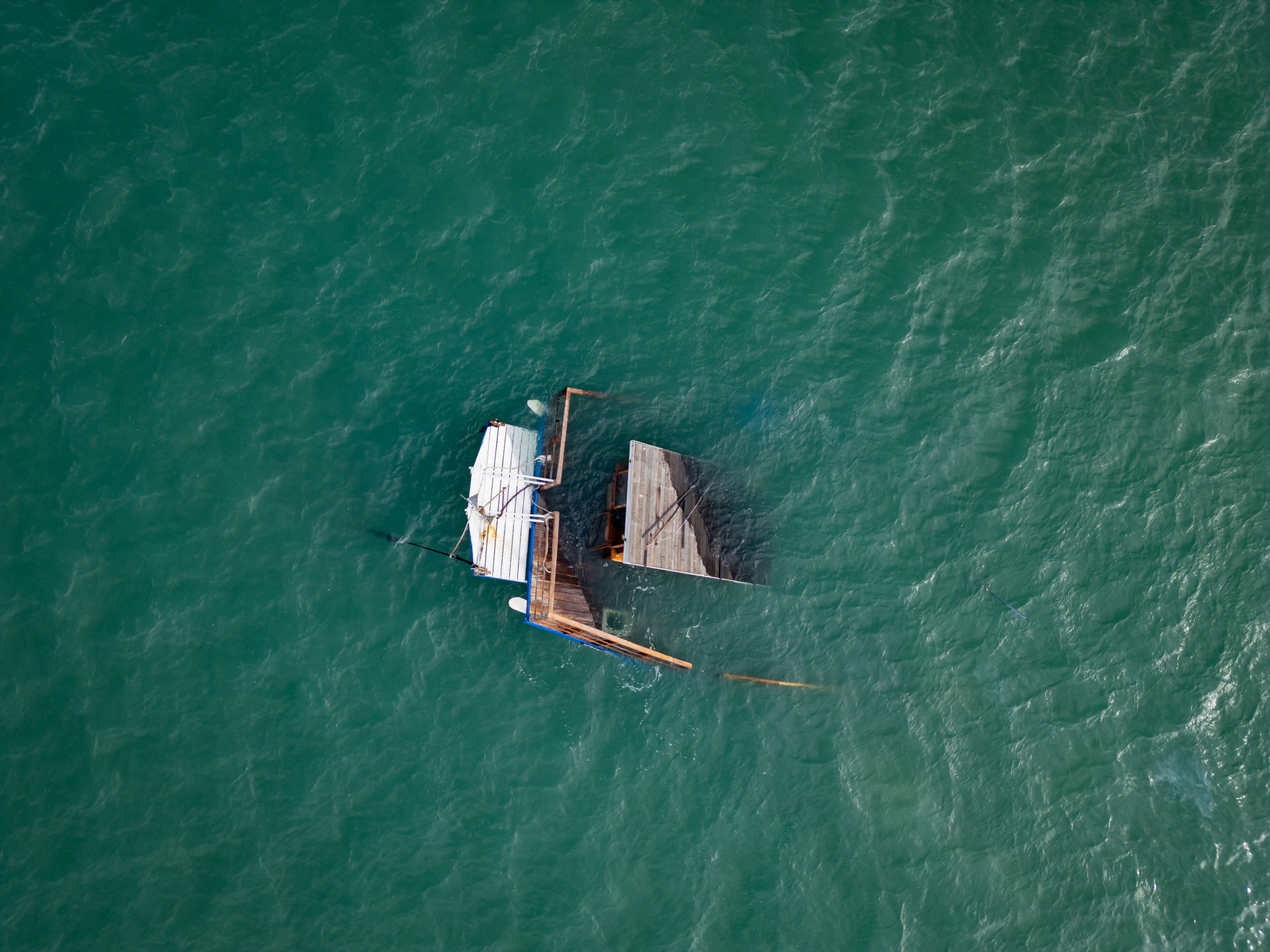 ￼O CATAMARÃ estava atracado na costa (Foto: AURÉLIO ALVES)