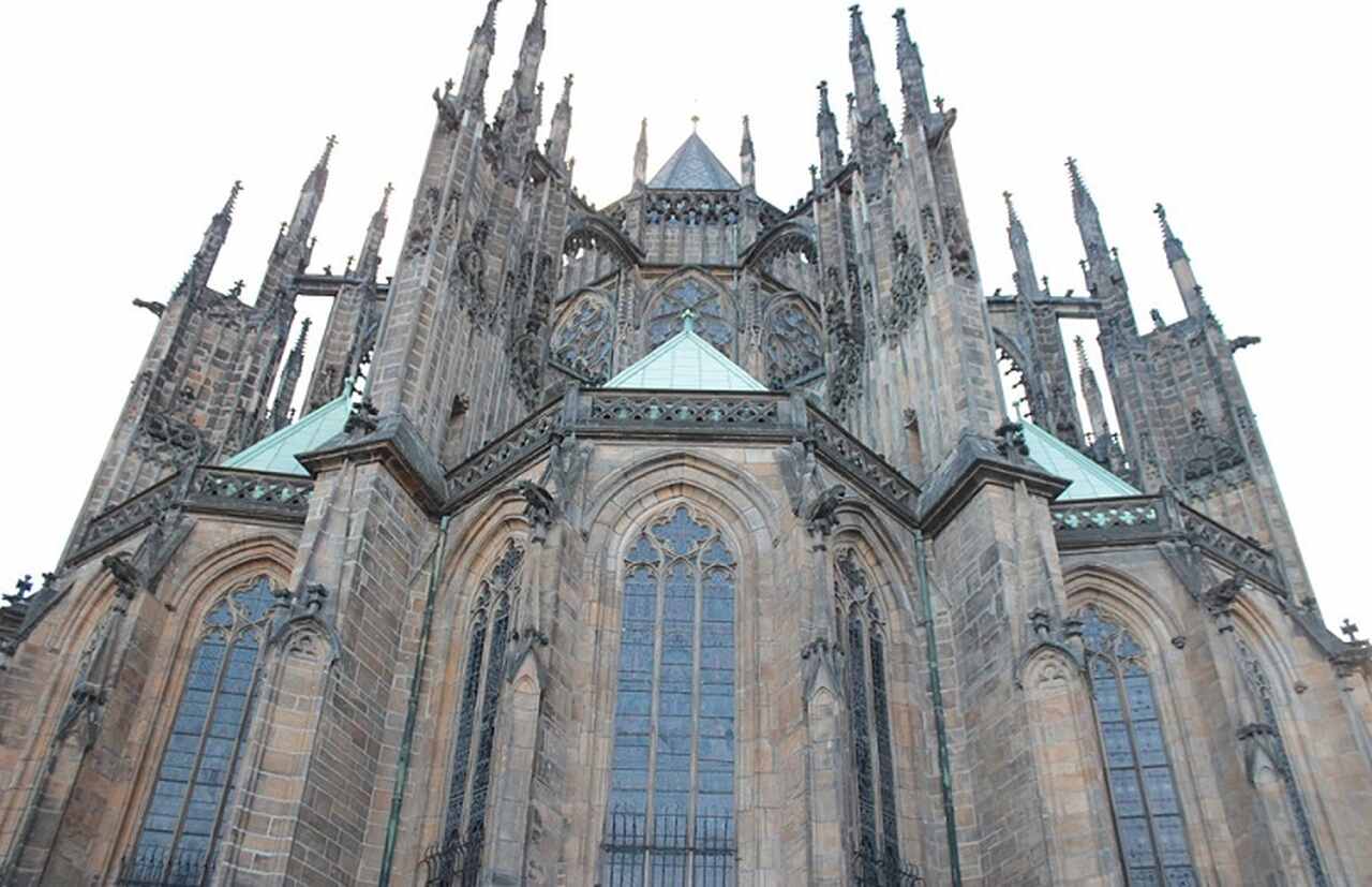 <p>Catedral de São Vito (Katedrála svatého Víta) – Parte do complexo do Castelo de Praga, a Catedral de São Vito começou a ser construída em 1344 e foi concluída em 1929. É o principal local de coroação dos reis tchecos e abriga os túmulos de santos e monarcas, além da Capela de São Venceslau.</p><?php if (strpos(site('ds_site_link'), '/apostas') === false): ?>
    </div>
    <div class=