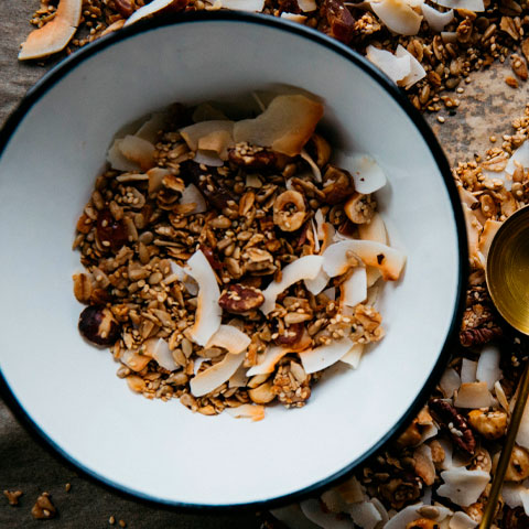 <p>Cereais integrais como aveia, linhaça, chia, quinoa e grão-de-bico são ricos em vitaminas e minerais. Esses grãos ajudam no bom funcionamento do intestino e contribuem para uma dieta mais equilibrada.</p>
