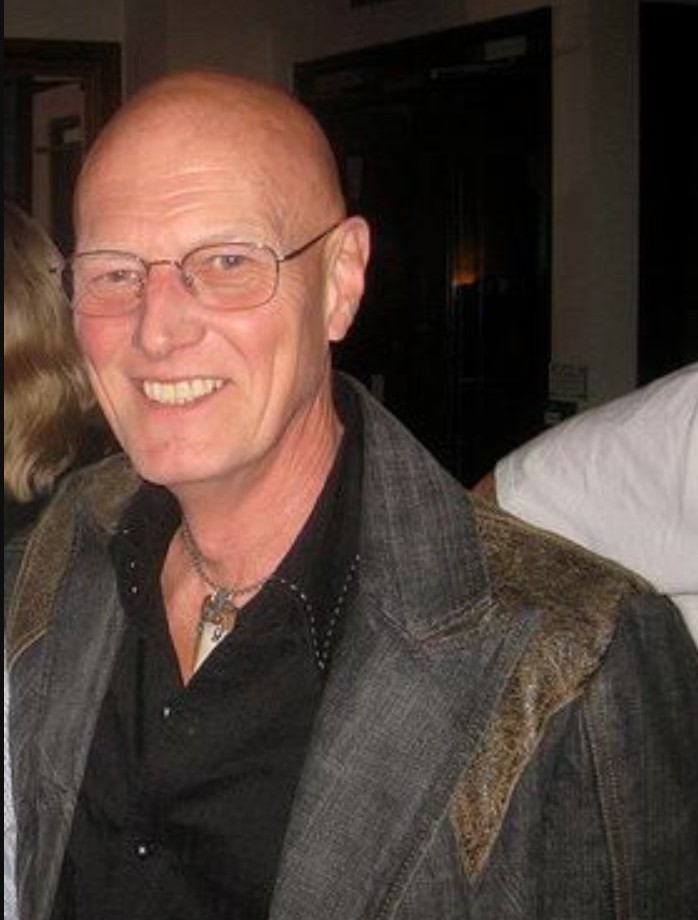 <p><b>Chris Slade</b><span style=font-weight: 400;> – Nascido em 30 de outubro de 1946, é baterista galês que integrou o AC/DC em diferentes períodos e colaborou com diversos artistas e bandas.</span></p>
