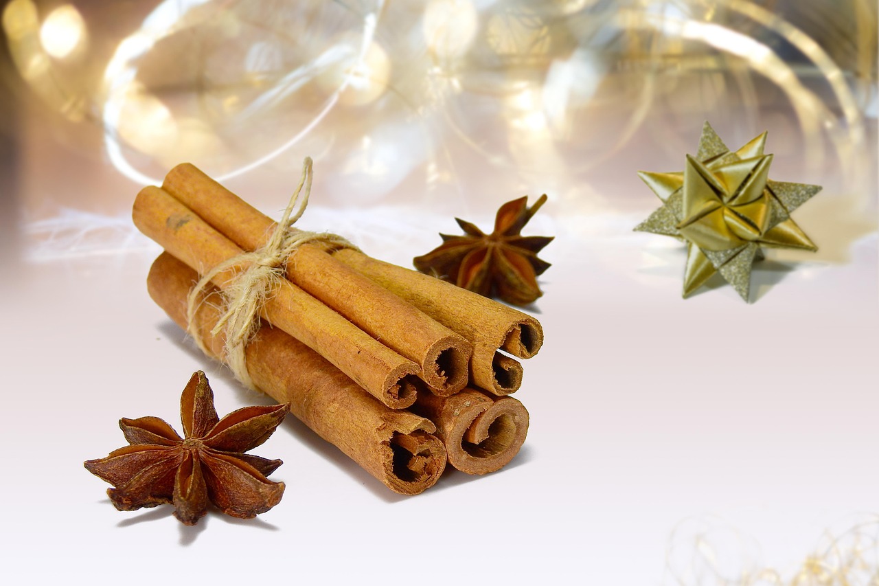 <p>É uma especiaria aromática rica em flavonoides, como eugenol, hesperidina e linalool, que têm propriedades anti-inflamatórias e antioxidantes, ajudando na prevenção de doenças cardiovasculares, câncer e diabetes.</p>
