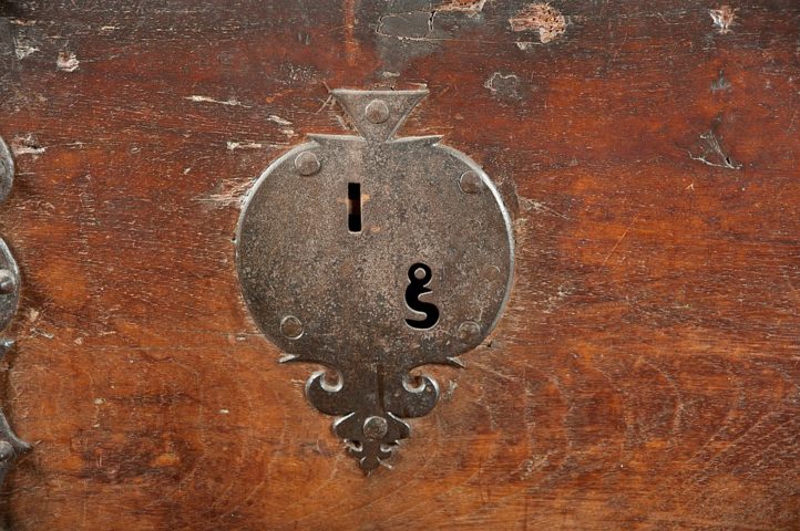 <p>Na Europa medieval, os cofres se tornaram mais elaborados, com fechaduras complexas e reforços de metal.</p><?php if (strpos(site('ds_site_link'), '/apostas') === false): ?>
    </div>

    <div class=