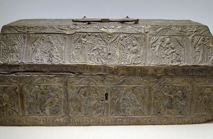 <p>Os cofres são objetos mais antigos do que muitas pessoas imaginam. Estima-se que os primeiros tenham surgido por volta de 3.000 a.C.</p>
