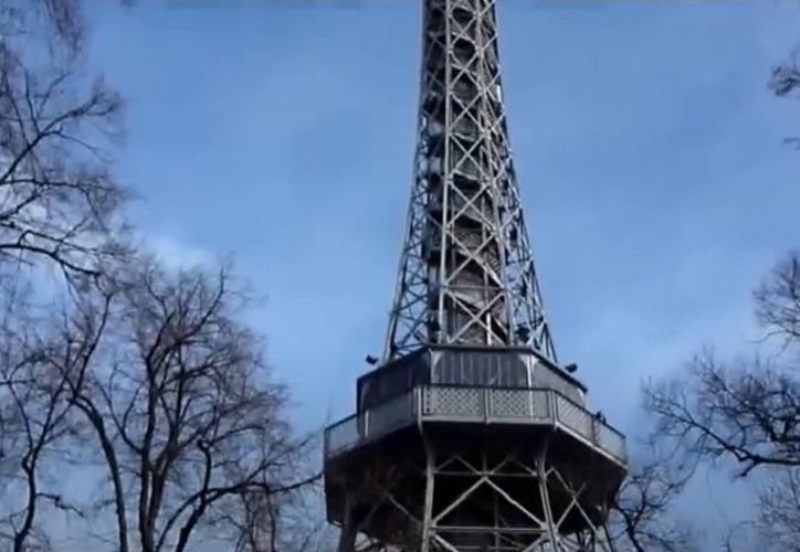 <p>Colina Petrin (Petřínské sady) – A Colina Petrin é um grande parque que oferece vistas espetaculares de Praga. No topo, a Torre de Observação de Petrin, construída em 1891 e inspirada na Torre Eiffel, é um dos marcos mais reconhecíveis da cidade.</p>
