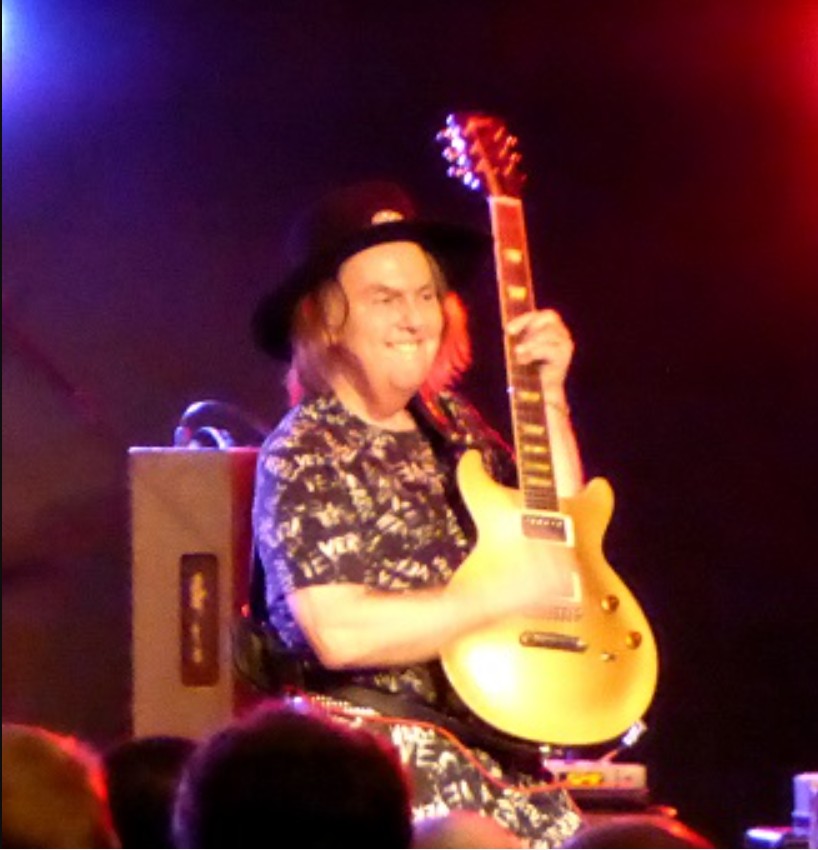 <p><b>Dave Hill</b><span style=font-weight: 400;> – Nascido em 4 de abril de 1946, é guitarrista do Slade e tornou-se um dos rostos mais reconhecíveis do glam rock britânico.</span></p>
