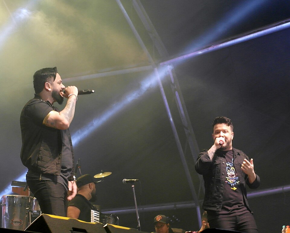 <p><span style=font-weight: 400;>Além de “Tubarões”, a dupla também emplacou “Entregador de Flor (Ao Vivo)” no Top 50 anual. Com mais de uma década de carreira, Diego e Victor Hugo atingiram em 2025 o ponto mais alto de sua trajetória comercial. A seguir, conheça mais sobre a dupla.</span></p><?php if (strpos(site('ds_site_link'), '/apostas') === false): ?>
    </div>
    <div class=