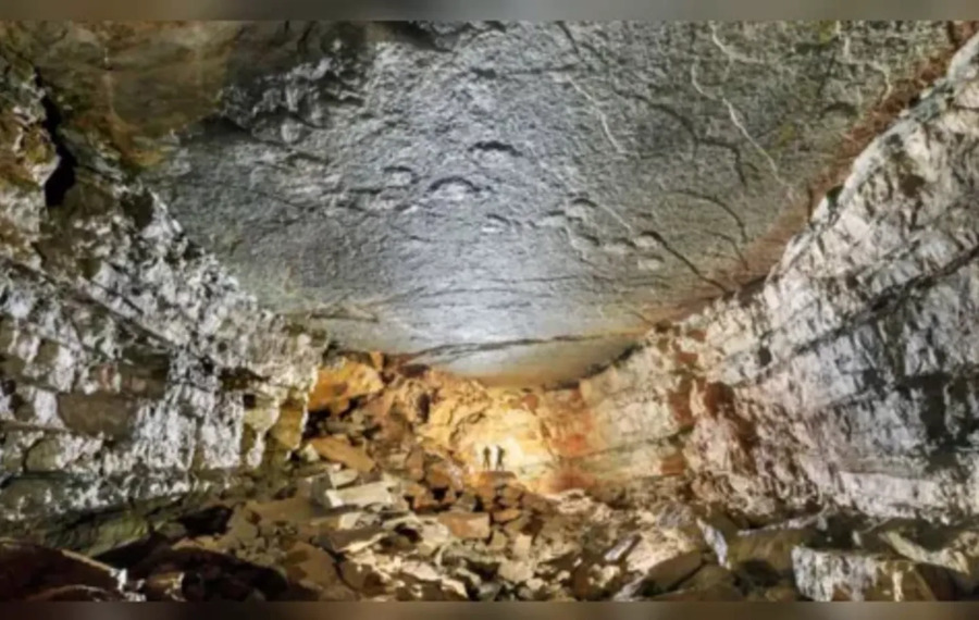 <p>Caverna Castelbouc (França) – Cientistas franceses anunciaram a descoberta de três pegadas de dinossauros durante uma expedição à caverna Castelbouc, no platô Causse Méjean, no sul da França. Com 1,25 metro de comprimento, as pegadas pertenceram a alguns dos maiores seres vivos do mundo.</p><?php if (strpos(site('ds_site_link'), '/apostas') === false): ?>

    </div>

    <div class=