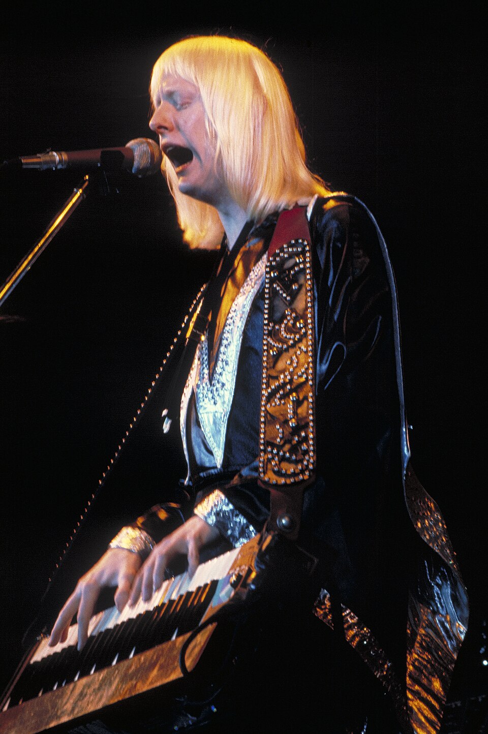 <p><b>Edgar Winter</b><span style=font-weight: 400;> – Nascido em 28 de dezembro de 1946, é multi-instrumentista e líder do Edgar Winter Group, além de irmão de Johnny Winter.</span></p>
