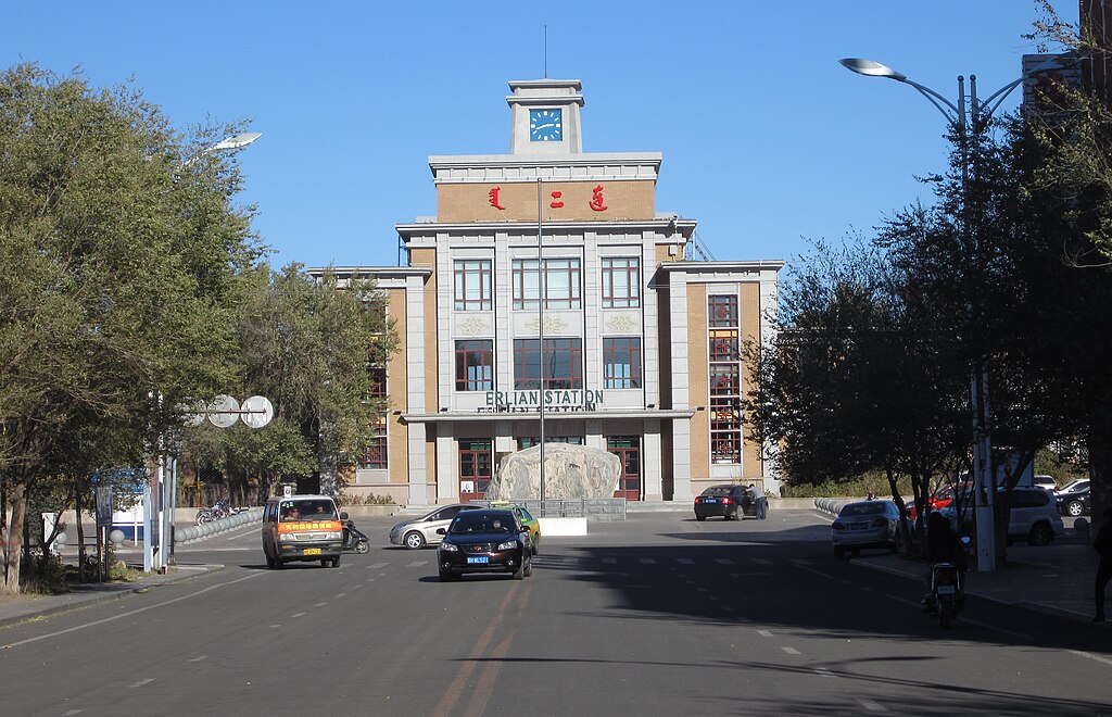 <p>Erenhot foi uma antiga rota de caravanas e depois tornou-se importante ponto de comércio ferroviário. Hoje, é passagem para trens que ligam a China à Mongólia e à Rússia. Tem uma bela estação.</p><?php if (strpos(site('ds_site_link'), '/apostas') === false): ?>
    </div>

    <div class=