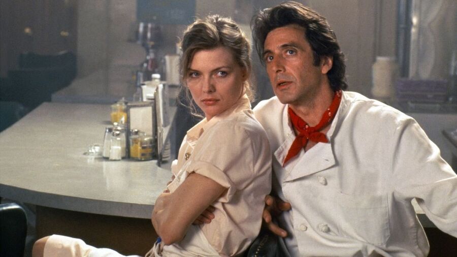 <p>Além do cultuado “Scarface”, Pfeiffer contracenou com Al Pacino no romance “Frankie E Johnny” e foi indicada ao Globo de Ouro de melhor atriz.</p>
