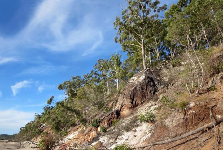 <p>Reconhecida como Patrimônio Mundial da UNESCO, a ilha é famosa por seus ecossistemas únicos, como florestas tropicais que crescem diretamente sobre dunas de areia.</p>
