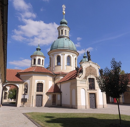 <p>Igreja de Nossa Senhora Vitoriosa (Kostel Panny Marie Vítězné) – Construída em 1613, esta igreja barroca em Malá Strana é famosa por abrigar a estátua do Menino Jesus de Praga, uma figura milagrosa venerada por católicos de todo o mundo.</p>

