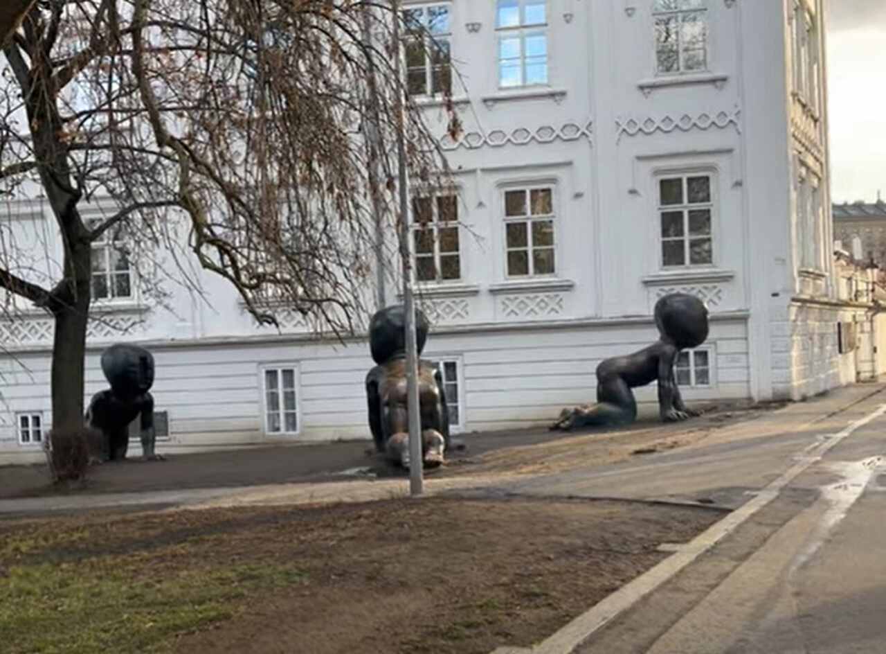 <p>Ilha de Kampa (Kampa Island) – Situada no rio Moldava, a Ilha de Kampa é conhecida por seus belos jardins e pela charmosa arquitetura renascentista. É um local tranquilo que abriga o Museu Kampa, dedicado à arte moderna da Europa Central.</p>
