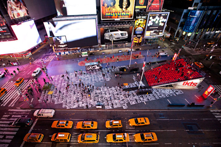 <p>A área também contempla diversas atrações famosas, como a escadaria vermelha da TKTS, onde é possível comprar ingressos com desconto para espetáculos, e grandes lojas temáticas, como a M&M’s World e a Disney Store.</p>
