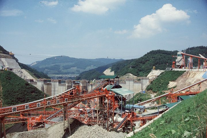<p>Ao longo do tempo, o país adotou medidas como a “Lei do Rio” (1896), que exigia a construção de diques, mas elas foram insuficientes.</p>
