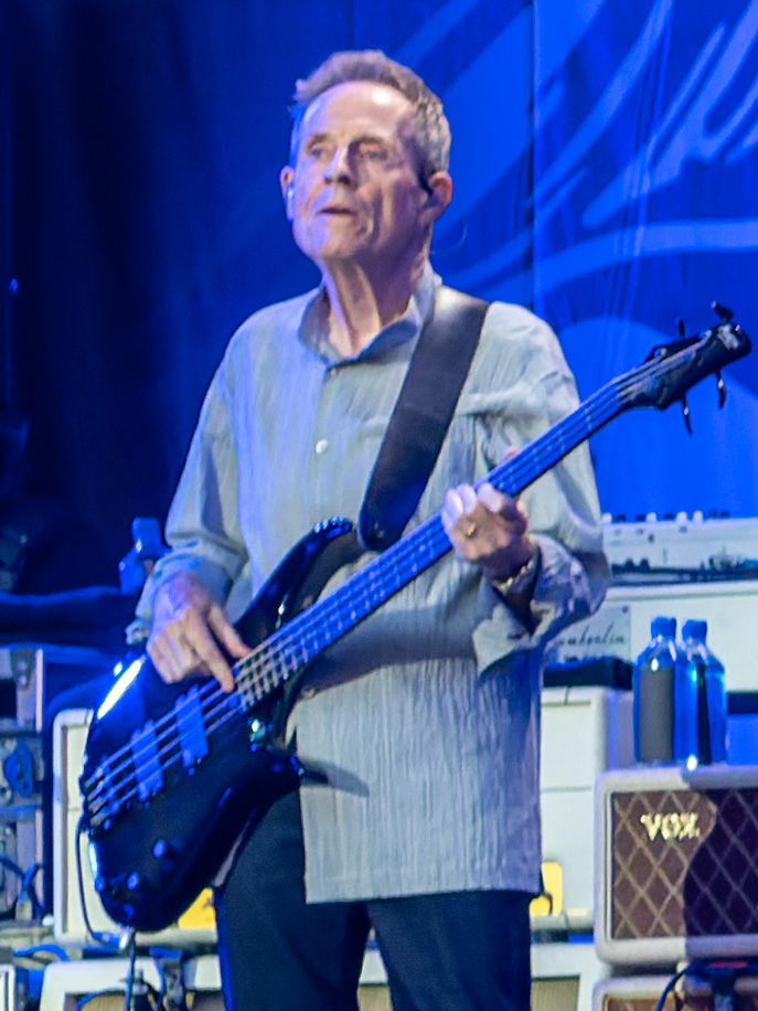 <p><b>John Paul Jones</b><span style=font-weight: 400;> – Nascido em 3 de janeiro de 1946, é baixista e tecladista britânico. Integrou o Led Zeppelin e se destacou também como arranjador e músico de estúdio. Atuou em projetos como Them Crooked Vultures e lançou trabalhos solo.</span></p></div>

<!-- INTERBANNER 5 [RETANGULO(BR)] - DESKTOP - [INTERNAS] -->
<div class=