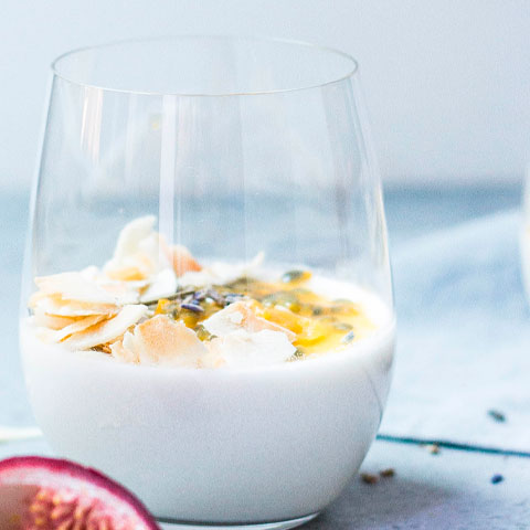 <p>O kefir pode ser consumido como iogurte natural, com mel ou frutas. Apesar dos benefícios, recomenda-se não ultrapassar um copo por dia para evitar efeito reverso, como dor abdominal ou diarreia.</p>
