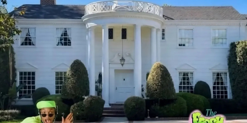 <p>A mansão que marcou gerações como a casa de “Um Maluco no Pedaço” será colocada à venda em Los Angeles por cerca de US$ 30 milhões. Embora a série fosse ambientada em Bel-Air, o imóvel fica, na verdade, no bairro de Brentwood, outra área nobre da cidade.</p>
