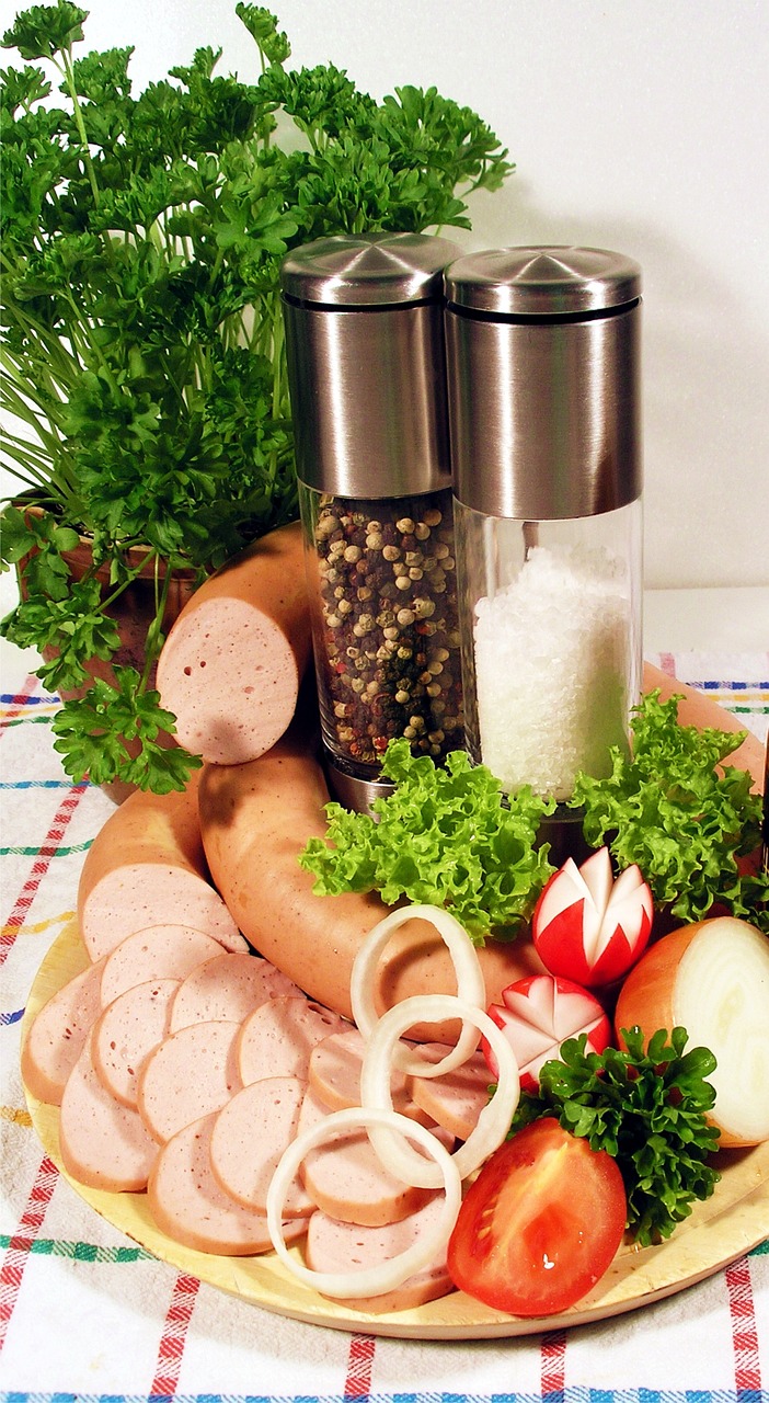 <p>No entanto, os conservantes e aditivos são incorporados na salsicha para garantir seu aspecto, textura, sabor e cor e prejudiciais à saúde. De acordo com a OMS (Organização Mundial de Saúde), consumir cerca de 50 g de carne processada diariamente já é arriscado para a saúde.</p>
