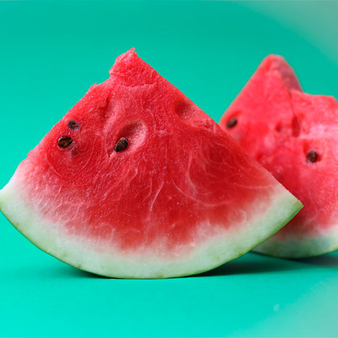 <p>A melancia combate a retenção de líquidos e o inchaço corporal, além de ser rica em fibras. Isso favorece o trânsito intestinal e contribui para o bem-estar digestivo.</p>
