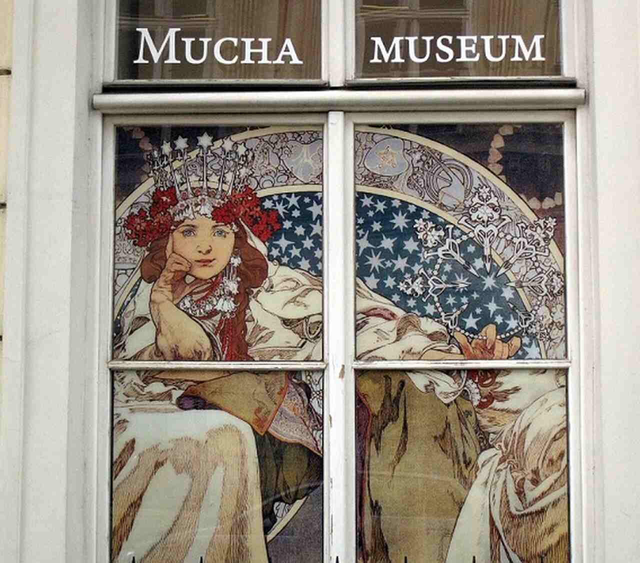 <p>Museu Mucha (Mucha Museum) – Dedicado à vida e obra do artista tcheco Alphonse Mucha, este museu, inaugurado em 1998, é um tributo ao mestre do estilo Art Nouveau. A coleção inclui pôsteres, pinturas e fotografias que destacam sua influência no movimento artístico.</p>
