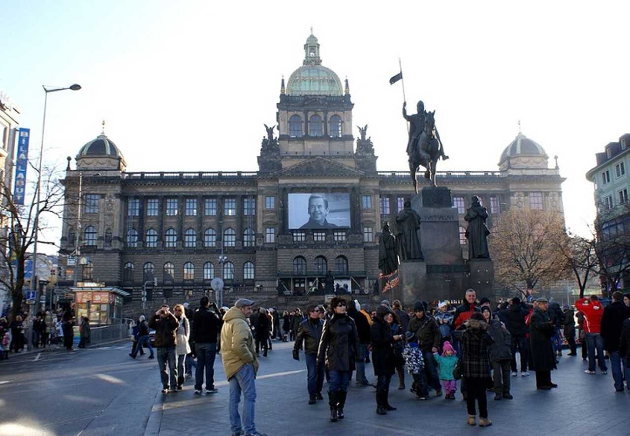 <p>Museu Nacional de Praga (Národní muzeum) – Fundado em 1818 e localizado na Praça Venceslau, o Museu Nacional é o maior e mais antigo da República Tcheca. O edifício neorrenascentista abriga exposições sobre a história natural, arqueologia e artefatos históricos do país.</p>
