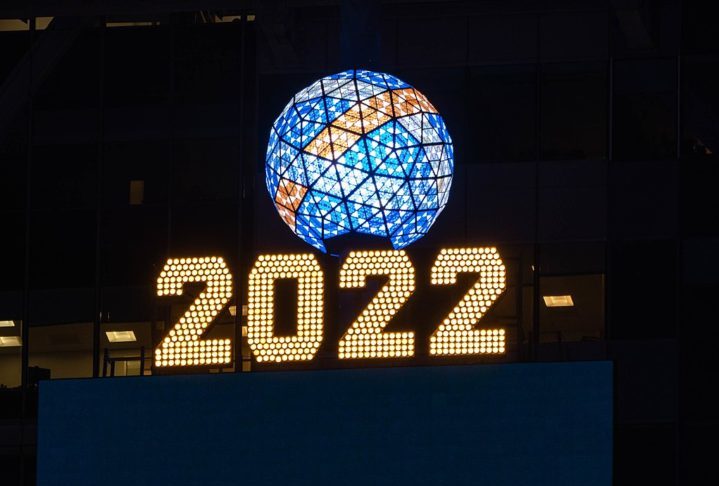 <p>Na mesma época, a primeira celebração de Ano Novo foi realizada ali, tradição que continua até hoje, com a famosa queda da bola de cristal (Ball Drop) na véspera de Ano Novo, atraindo milhões de espectadores ao redor do mundo.</p>
