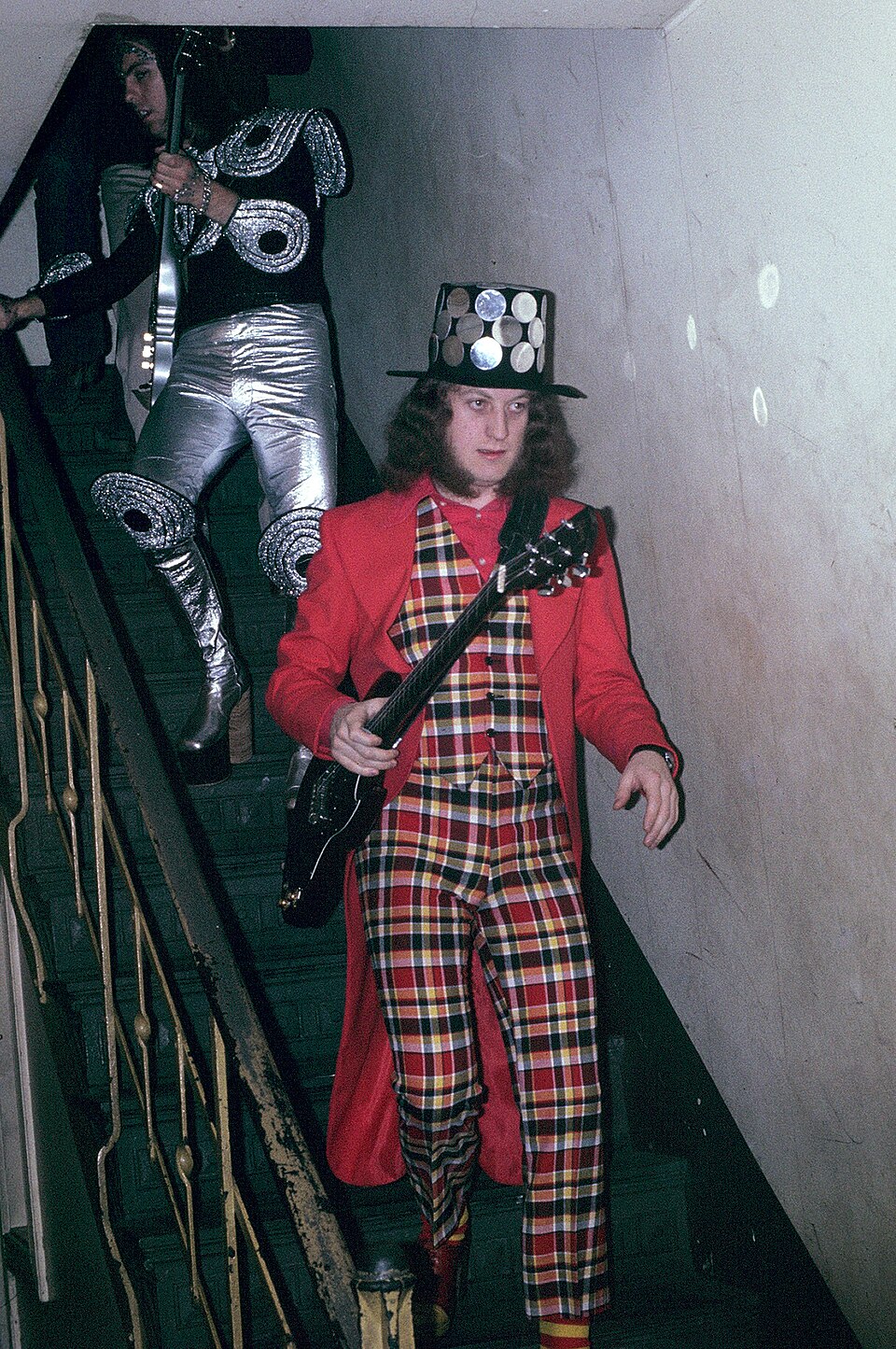 <p><b>Noddy Holder</b><span style=font-weight: 400;> – Nascido em 15 de junho de 1946, é vocalista e guitarrista do Slade e foi uma das principais vozes do glam rock britânico nos anos 1970.</span></p>
