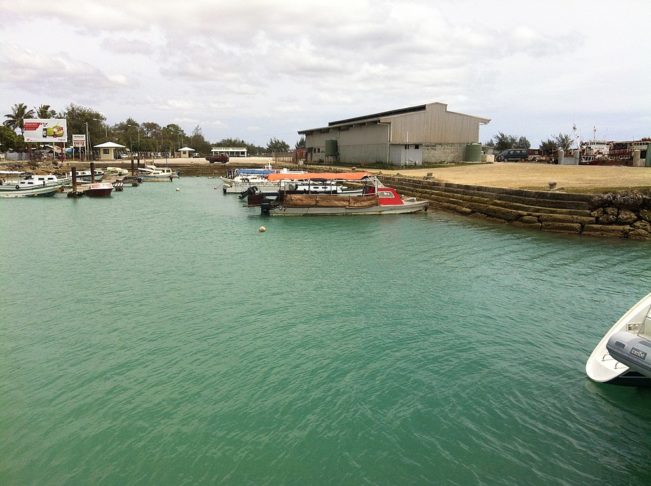<p>A vida em Tonga segue um ritmo mais lento, em harmonia com a natureza. A pesca e a agricultura são as principais atividades econômicas, e os moradores locais são famosos pela hospitalidade.</p>
