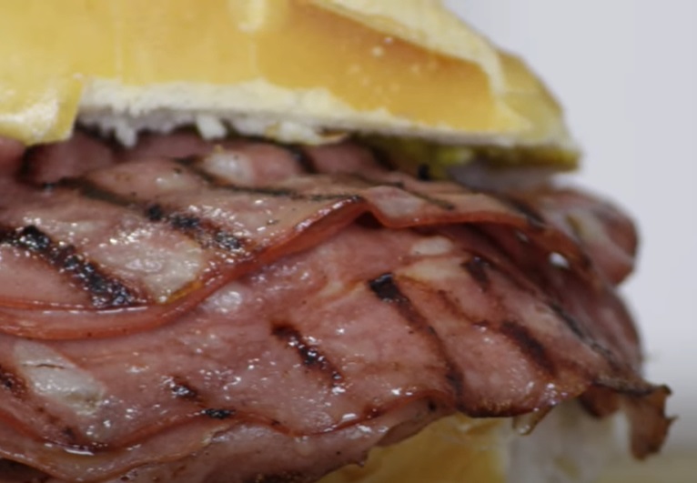 <p>A mortadela foi trazida por imigrantes italianos e rapidamente incorporada na culinária brasileira devido ao seu custo-benefício.</p>
