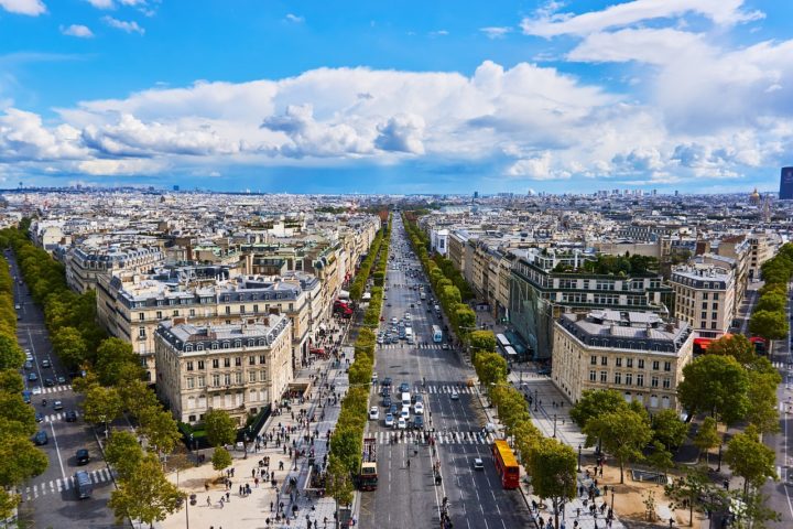 <p><span style=font-weight: 400;>Agricultores franceses voltaram às ruas, com cerca de 350 tratores ocupando a avenida Champs-Élysées, em Paris, e acampando próximos ao Parlamento. Manifestações semelhantes ocorreram na Irlanda, com bloqueios em estradas de Athlone, além de protestos na Polônia, Hungria e Áustria.</span></p>
