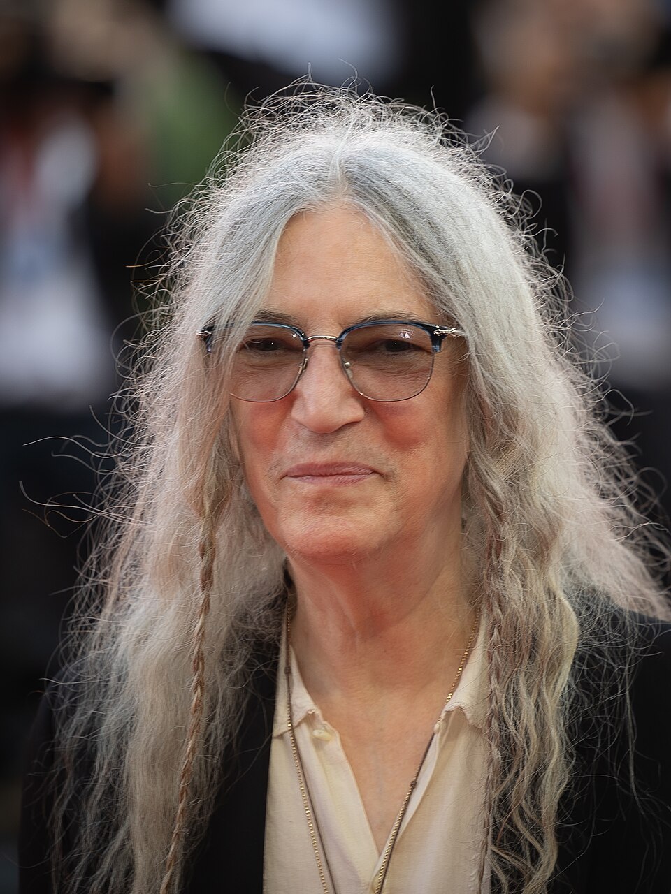 <p><b>Patti Smith</b><span style=font-weight: 400;> – Nascida em 30 de dezembro de 1946, é cantora, compositora e escritora americana, referência do punk e do rock alternativo, com atuação relevante também na literatura.</span></p>
