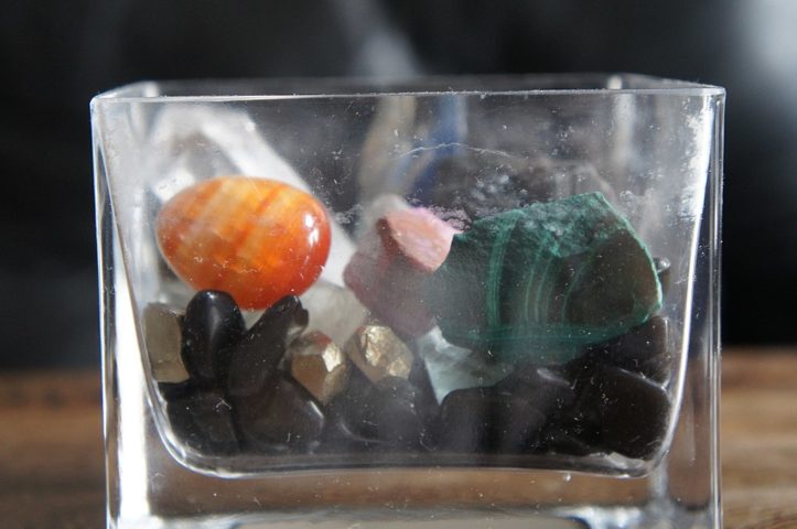 <p>Os cristais crescem lentamente, um átomo de cada vez, e podem levar milhões de anos para atingir seu tamanho máximo.</p>
