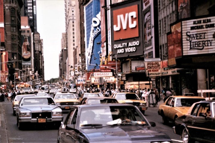<p>A revitalização começou na década de 1990, com esforços do governo e da iniciativa privada para transformar a Times Square em um destino seguro e atraente para turistas e moradores.</p>
