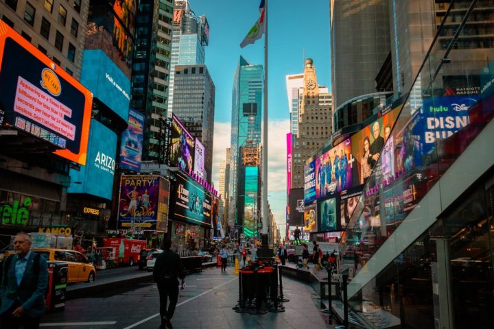 <p>A Times Square também tem presença constante em filmes e séries de TV, o que a tornou um ícone da cultura pop e um destino obrigatório para qualquer visitante da “cidade que nunca dorme”.</p>
