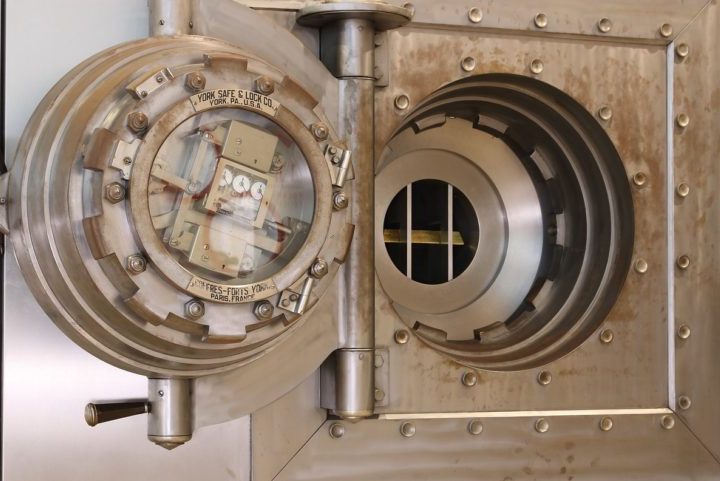 <p>Bancos e instituições financeiras possuem cofres de alta segurança para armazenar grandes quantias de dinheiro, metais preciosos e outros bens de valor.</p>
