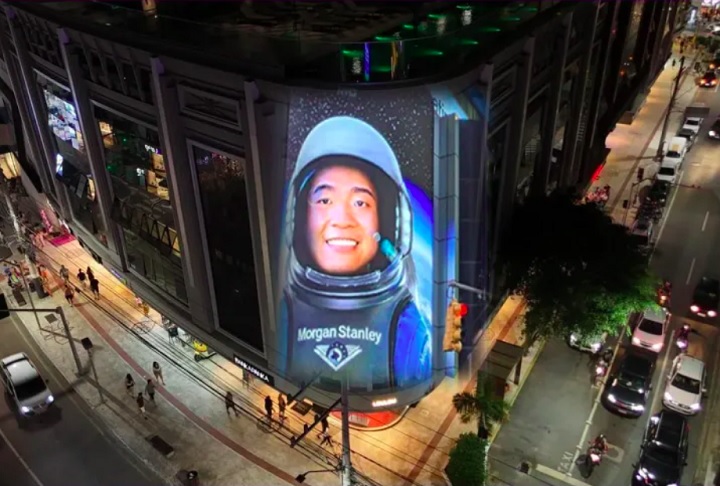 <p>Críticos, aliás, argumentam que os painéis de LED gigantes geram apelo turístico artificial, o que pode descaracterizar a identidade local e comprometer a paisagem urbana com poluição visual.</p><?php if (strpos(site('ds_site_link'), '/apostas') === false): ?>
    </div>

    <div class=