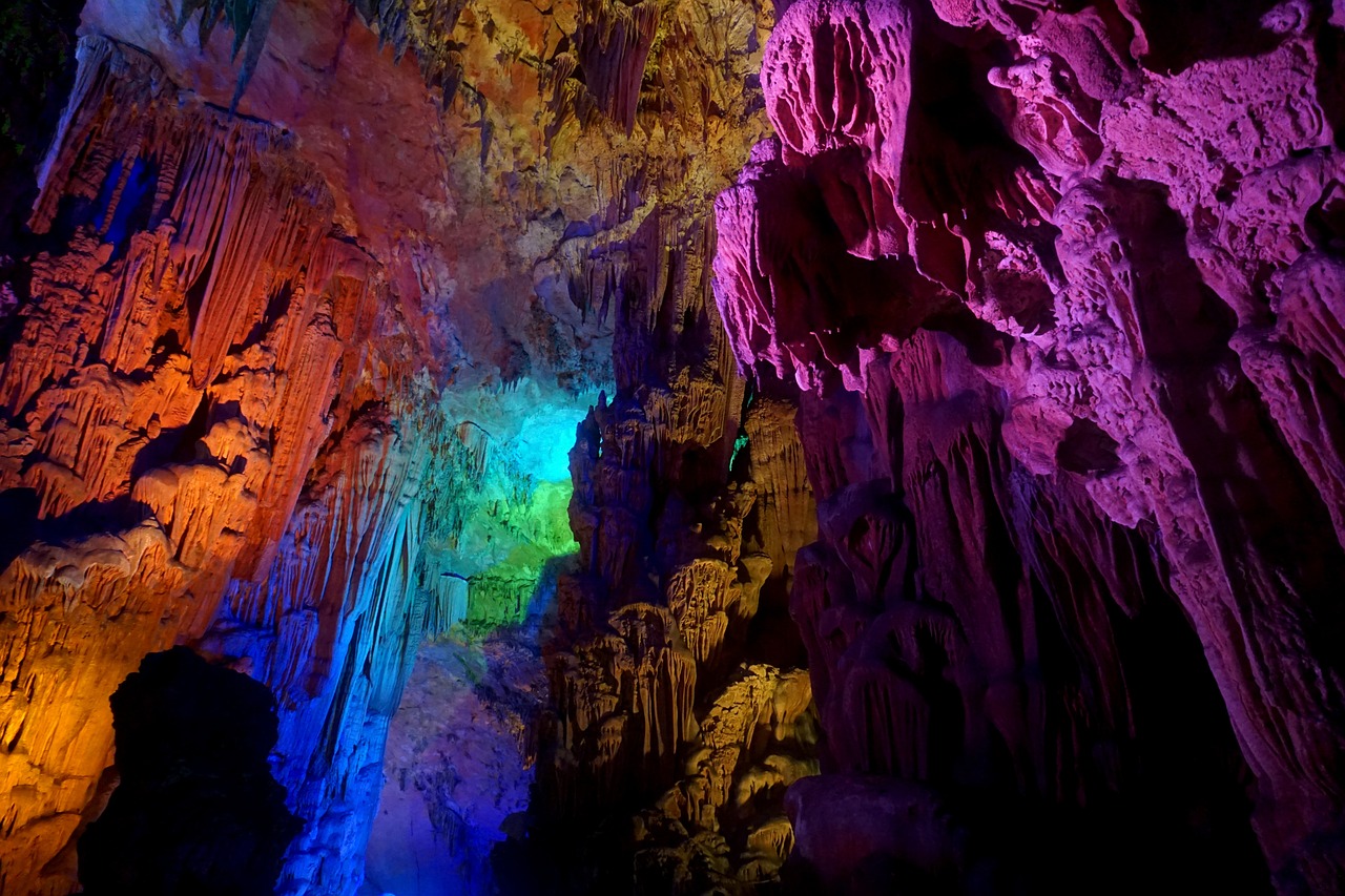 <p>Reed Flute Cave (China) – Fica a 5 km do centro de Guilin, em Guangxi. Acredita-se que a caverna tenha 180 milhões de anos.</p>
