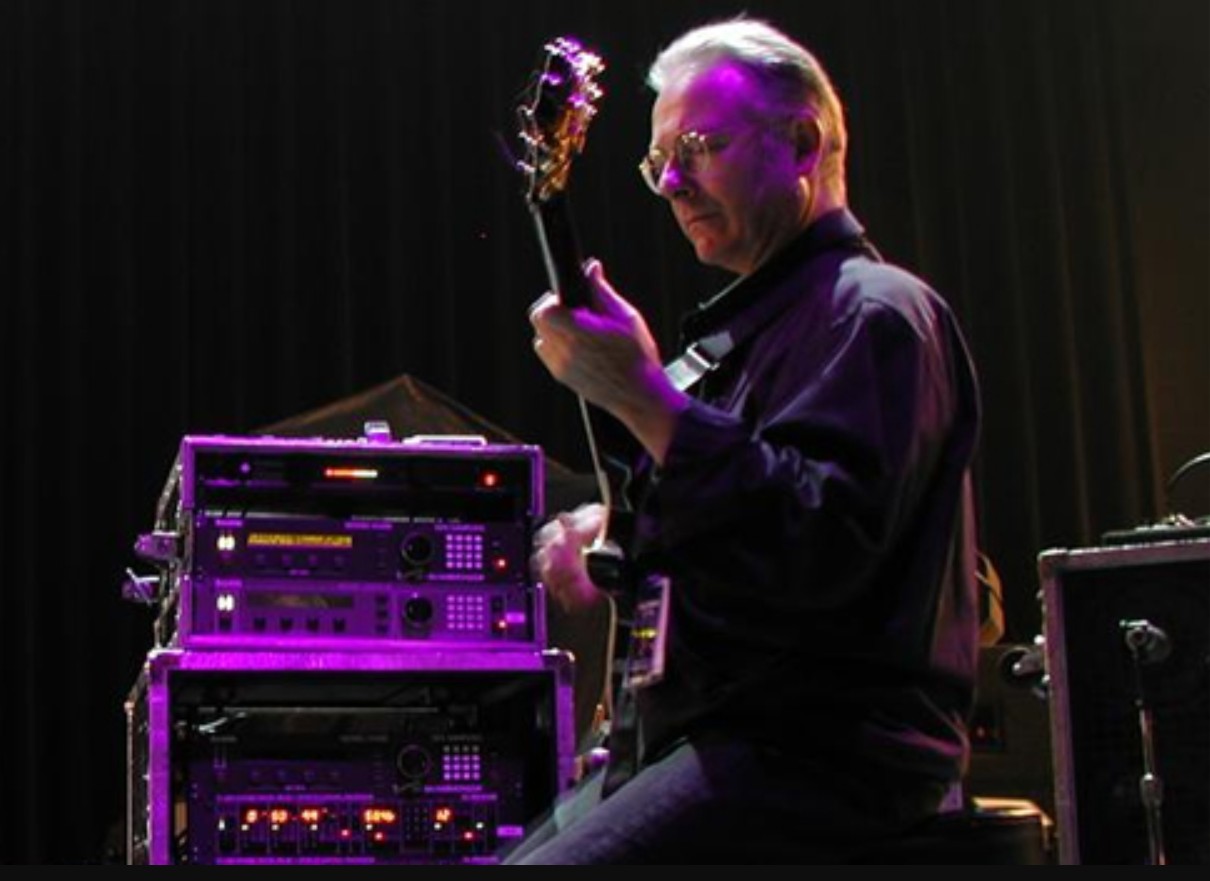 <p><b>Robert Fripp</b><span style=font-weight: 400;> – Nascido em 16 de maio de 1946, é fundador do King Crimson e reconhecido pela abordagem experimental e por colaborações com artistas como David Bowie, Brian Eno e Peter Gabriel.</span></p>
